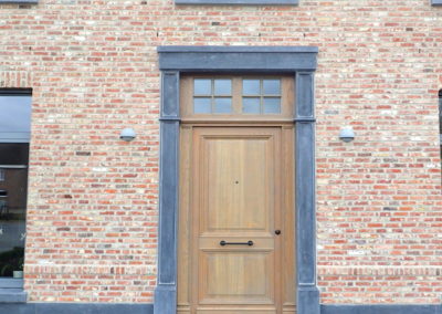 blauwe hardsteek portiek