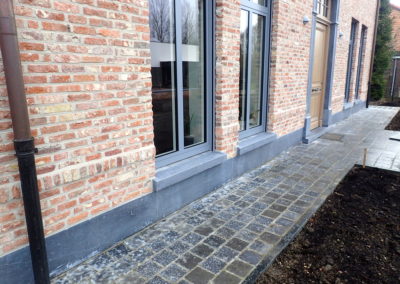 plint uit blauwe hardsteen